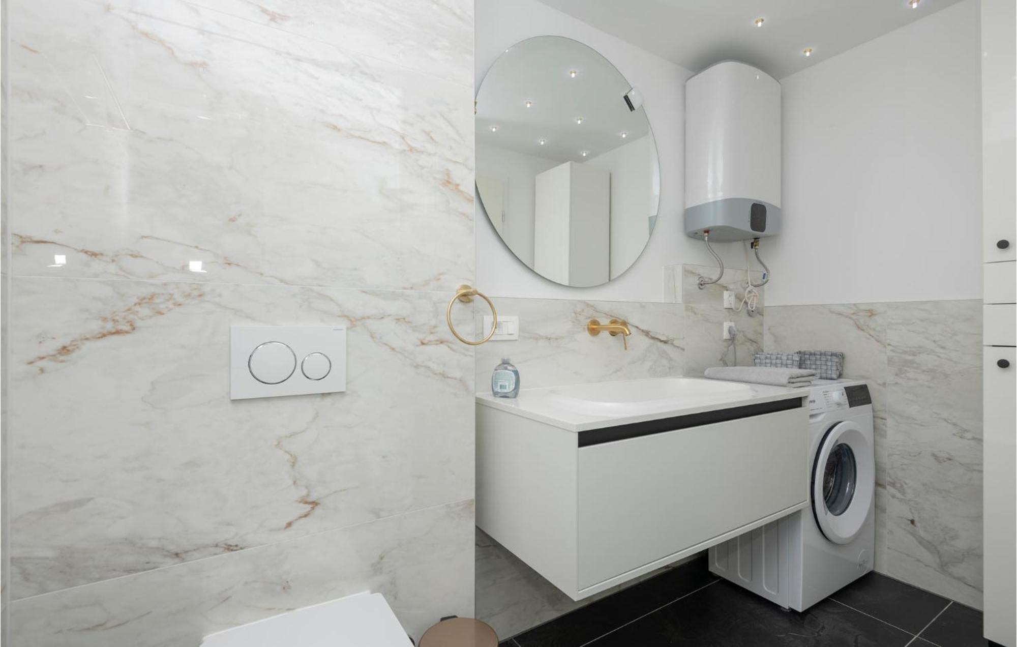 Stunning Apartment In Tucepi With Kitchen Buitenkant foto